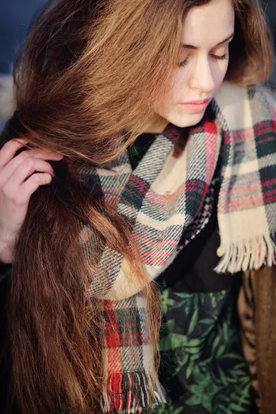 Fille dans la rue portant un foulard — Photo