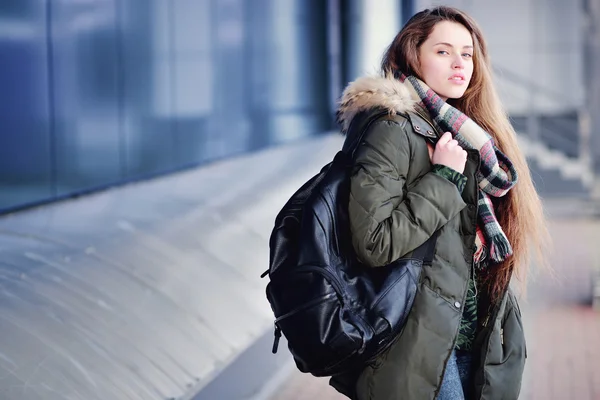 Modèle fille sur vêtements de rue et un sac à dos — Photo