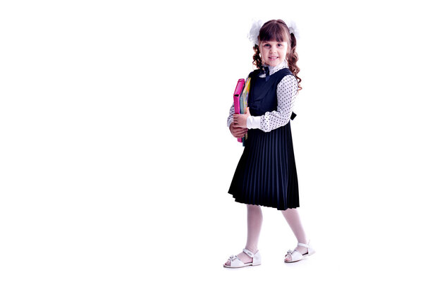 Портрет девочки-подростка со школьным рюкзаком с цветными папками на белом фоне
