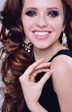 Güzel genç model parlak makyaj ve güneş yanığı ile akşam makyaj, gece cilt, Cilt güneş yanığı