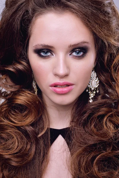 Schönes Modell mit langen lockigen Haaren. Modetrend Bild, das Mädchen mit blauen Augen, Mode-Make-up und Frisur Locken — Stockfoto