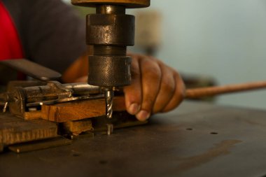 Keman el yayı ile yapılır. Bir zanaatkârın ellerini zımparalarken ya da tezgahta alet sapını şekillendirirken yakın plan. Görüntü, işçilik, el emeği ve geleneksel ahşap işçiliği veya metal işçiliği tekniklerini ön plana çıkarıyor. Müzik Enstrümanı aracı.