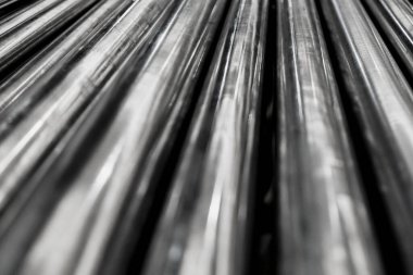 Endüstriyel imalatta kullanılan uzun metal çubuklar grubu.