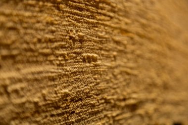 İnce ahşap kaplama çarşafları üretim ve endüstriyel kullanım için depolanmış..