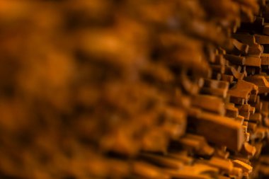 Keman yayı, ince ahşap çubuklar, el yapımı üretim için bir tezgahta organize edildi..