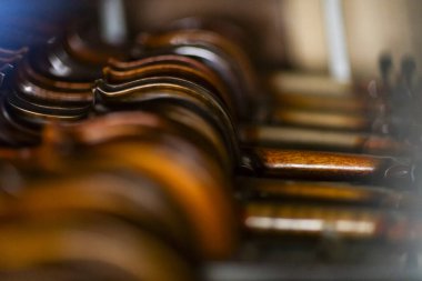 Keman enstrümanına yakın çekim.