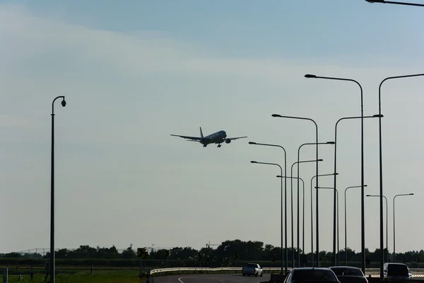 飛行機が着陸する準備します。 — ストック写真