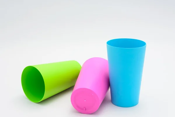 Кружка из цветного пластика — стоковое фото