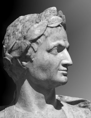 Gaius Julius Caesar'ın heykel gri bir arka plan üzerinde
