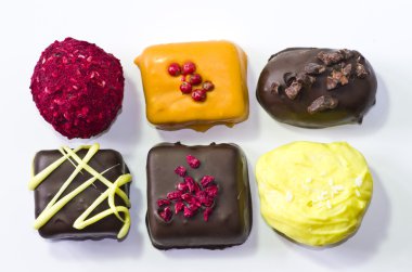 Beyaz arkaplanda şeker 