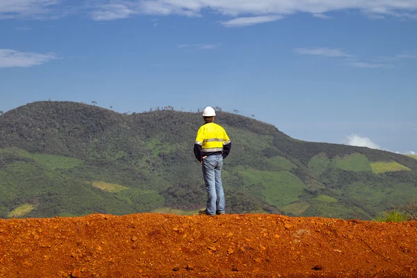 Trabajadores de la construcción minera en la cima de la montaña en África Imagen De Stock
