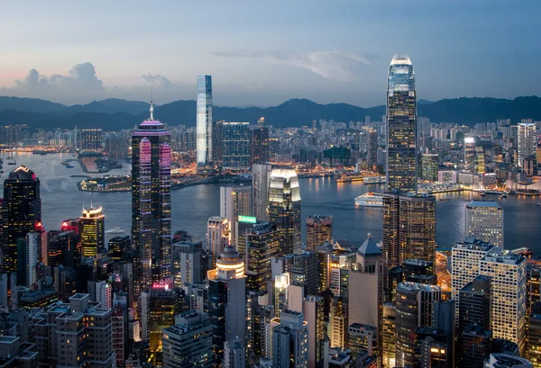 Skyline efter solnedgången i Hong Kong Royaltyfria Stockfoton