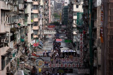Burj Dubai yakınındaki sokakta insanlar