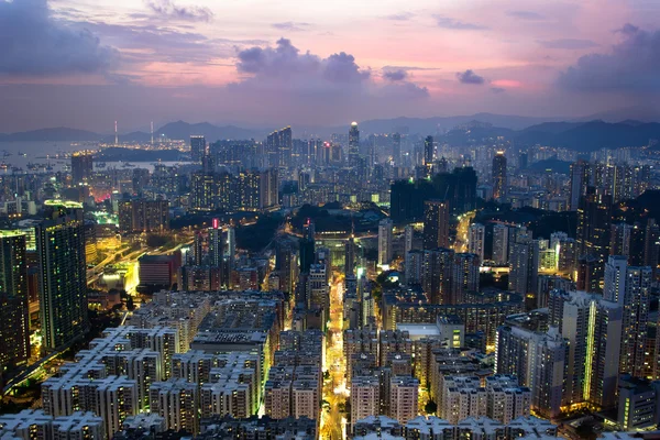 Sonnenuntergang in der Altstadt von Hongkong vom Dach aus lizenzfreie Stockbilder