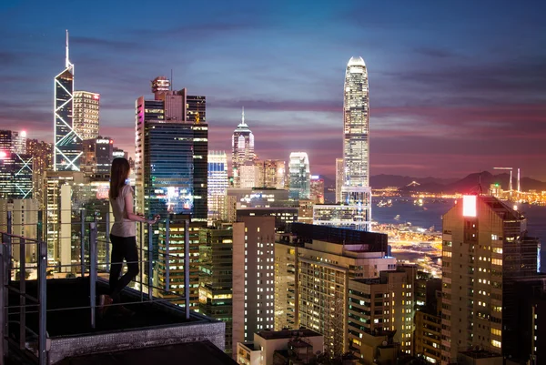 Samości dziewczyna jest wathing zachód słońca z dachu Hong Kong Obrazy Stockowe bez tantiem