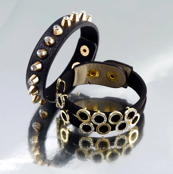 Lederen armband met snoeken op mirrorlike achtergrond — Stockfoto