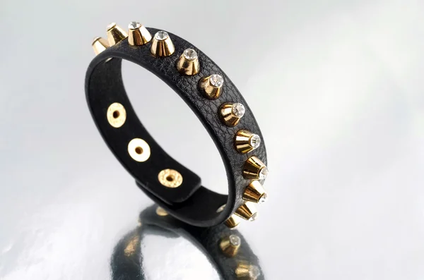 Mızrakları mirrorlike arka plan üzerinde deri bileklik