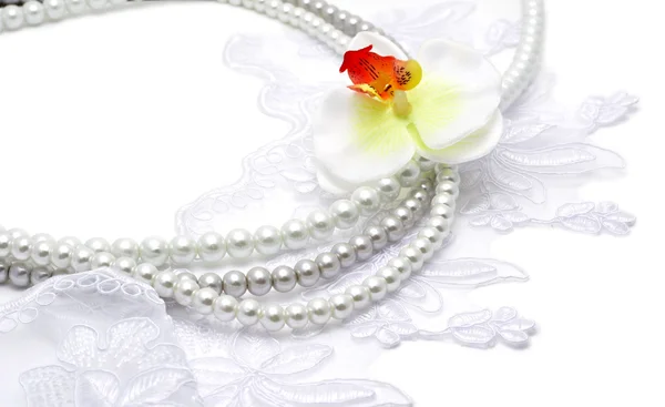 Perles cordes sur dentelle blanche — Photo