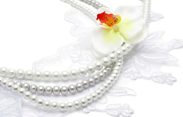 Beyaz dantel iplerde inci boncuk
