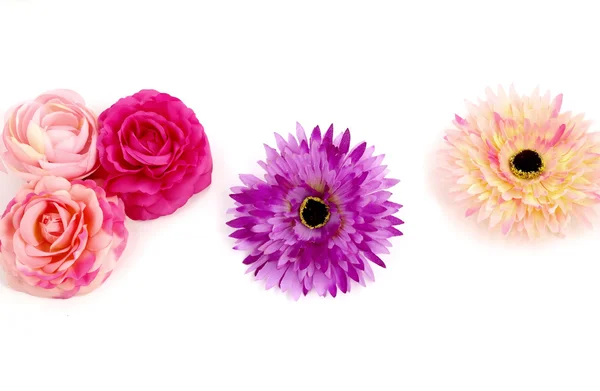 Floristics - beyaz arka plan üzerinde droped yapay çiçekler