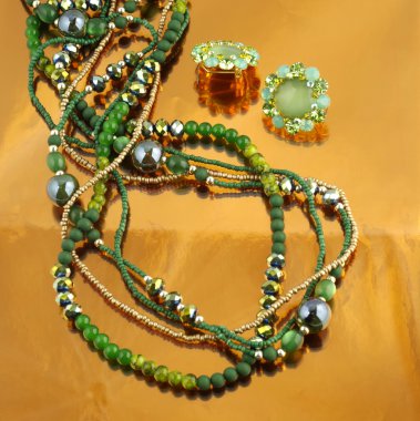 Turuncu mirrorlike zemin üzerine yeşil rhinestones ile moda takı