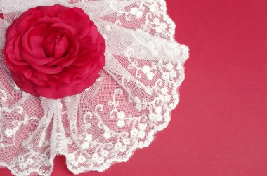 Arka plan beyaz dantel ve vine kırmızı gül texturize