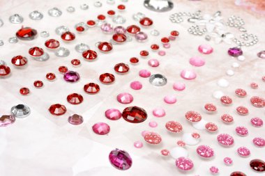 Yumuşak pembe antika arka plan üzerinde dağınık rhinestones