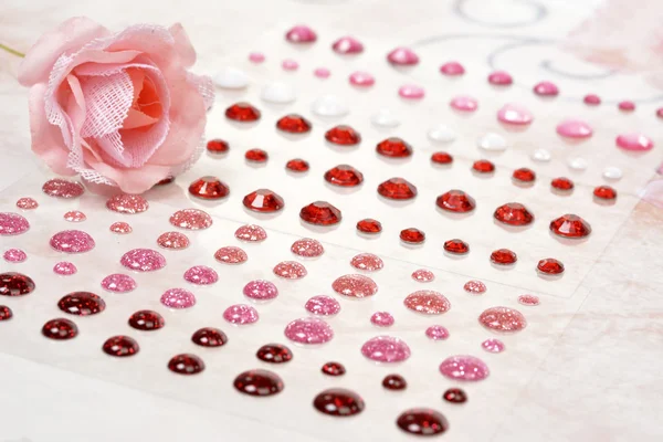 Yumuşak pembe antika arka plan üzerinde dağınık rhinestones