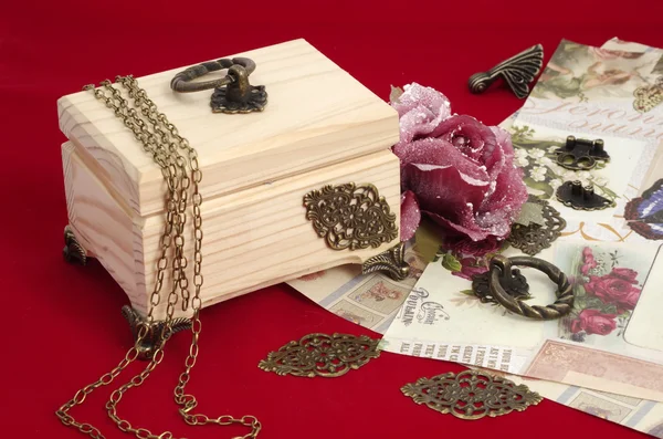 Dekupaj takı kutusu - araç ve Gereçleri kırmızı kadife arka plan yapmak