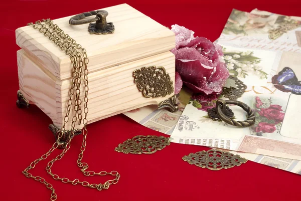 Dekupaj takı kutusu - araç ve Gereçleri kırmızı kadife arka plan yapmak