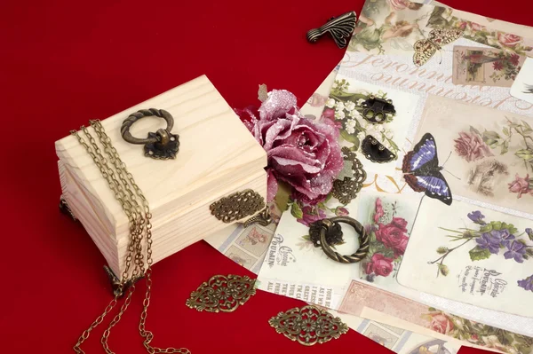 Dekupaj takı kutusu - araç ve Gereçleri kırmızı kadife arka plan yapmak