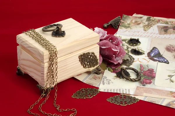 Dekupaj takı kutusu - araç ve Gereçleri kırmızı kadife arka plan yapmak