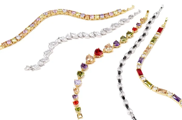 Beyaz arka plan üzerinde renkli yapay elmas bilezik