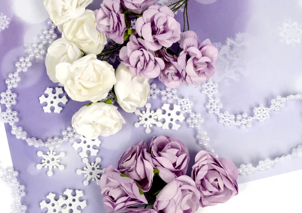 Papieren bloemen met sneeuwvlokken op Lila winter achtergrond — Stockfoto