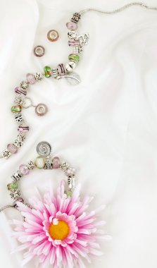 Modern moda takı takılar ve beyaz saten üzerine kolye ile