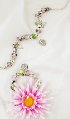 Modern moda takı takılar ve beyaz saten üzerine kolye ile