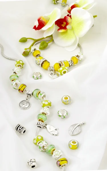 Modern moda takı takılar ve beyaz saten üzerine kolye ile