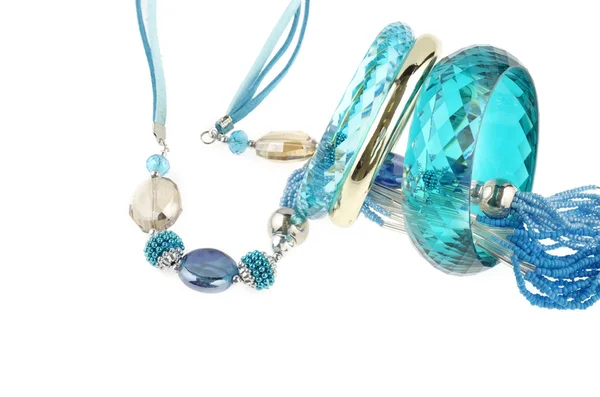 Синее ожерелье с браслетами — стоковое фото