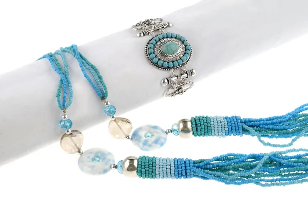 Синее ожерелье с браслетами — стоковое фото