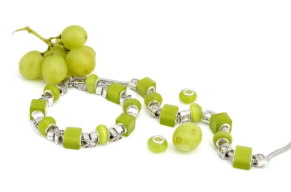 Зеленый браслет Пандоры и виноград — стоковое фото