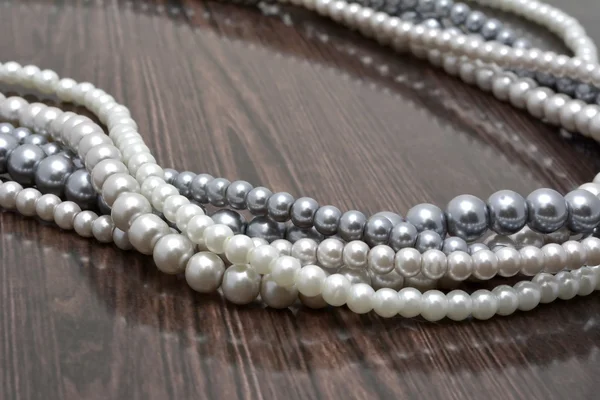 Cordes de perles de perles sur fond sombre — Photo