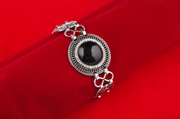 Wspaniałe czarno-biały biżuteria na czerwonego aksamitu — Zdjęcie stockowe