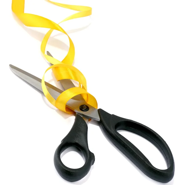 Beyaz arka plan üzerinde makas ve sarı kumaş