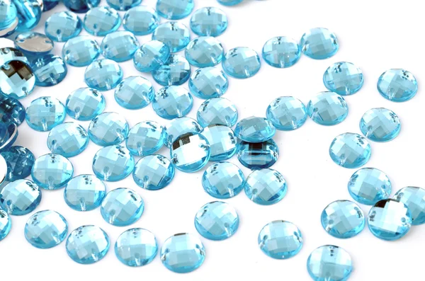 Beyaz zemin üzerine mavi elmas taklidi