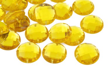 Beyaz zemin üzerine sarı elmas taklidi