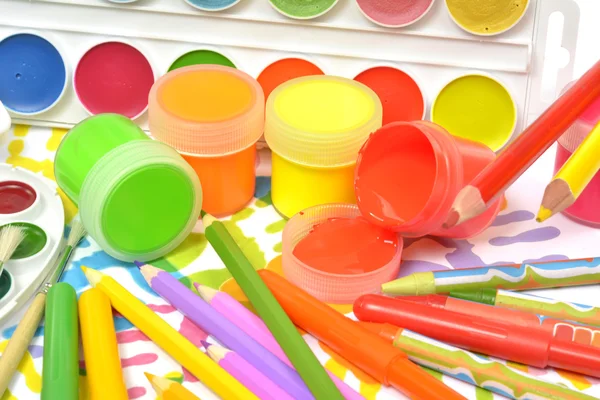 Boyalar, kalem, fırça - sanat için her şey