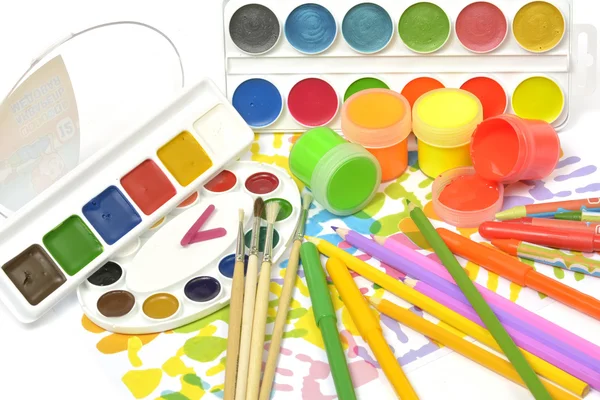 Boyalar, kalem, fırça - sanat için her şey