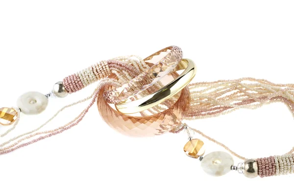 Collana beige con bracciali - pubblicità bijouterie — Foto Stock