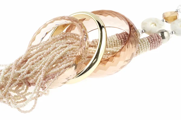 Collana beige con bracciali - pubblicità bijouterie — Foto Stock