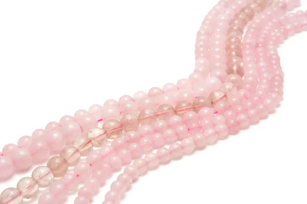 Dizeleri mücevher beyaz arka plan üzerinde yapmak için pembe kuvars